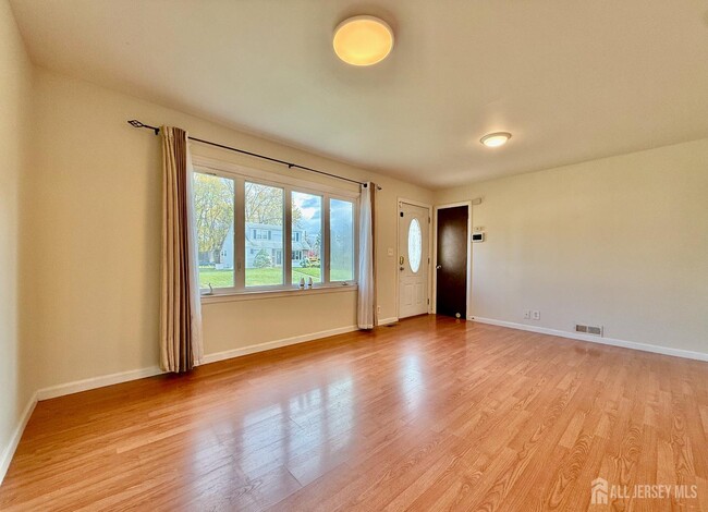 Building Photo - 33 Windsor Dr