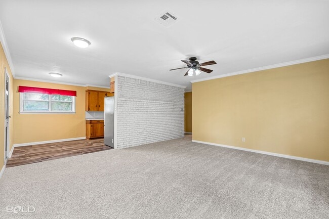 Building Photo - Check Out this 3 bed 2 bath!!