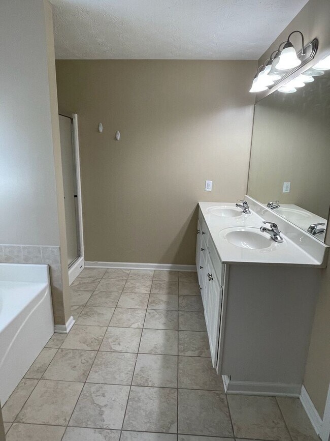 Building Photo - Four oversized bedrooms, Grayson High School