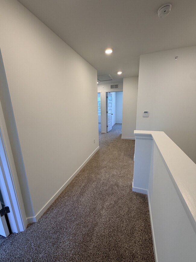 Building Photo - 563 Yosemite Wy