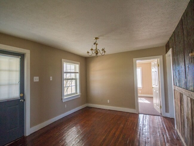 Building Photo - Country Setting Home