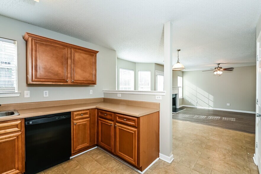 Building Photo - 5863 Sunflower Ct