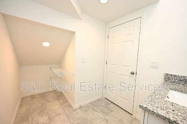 Building Photo - 1013 N Brunnell Pkwy