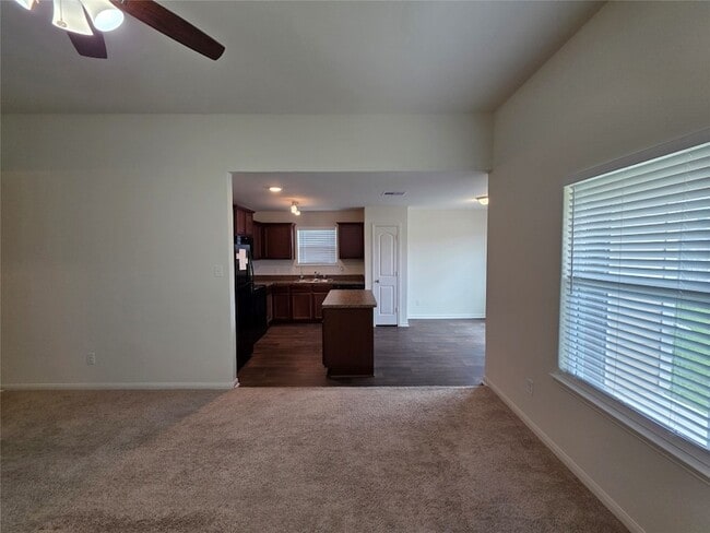 Building Photo - 723 Crystal Lakes Dr