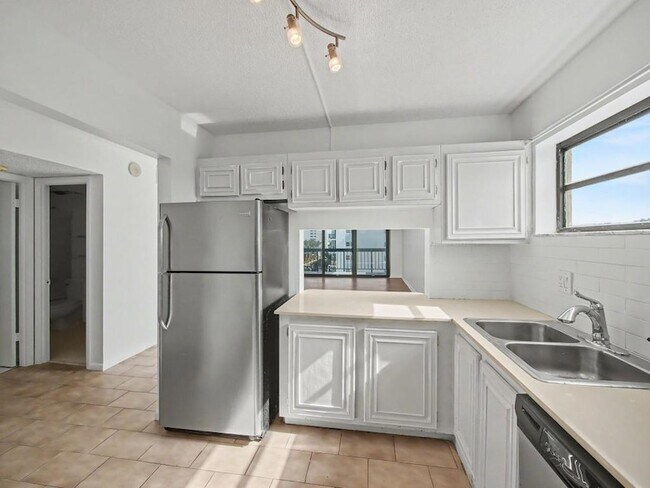 Building Photo - 4800 Bayview Dr