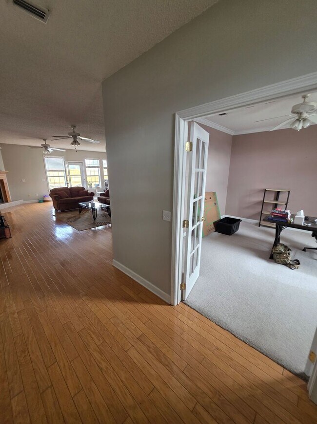 Building Photo - Available March! Non-Furnished Unit!