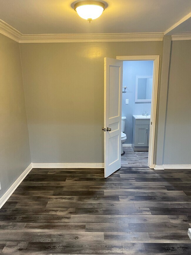 Three Piece Bath off Living/Dining Room - 3332-3336 Stocker St