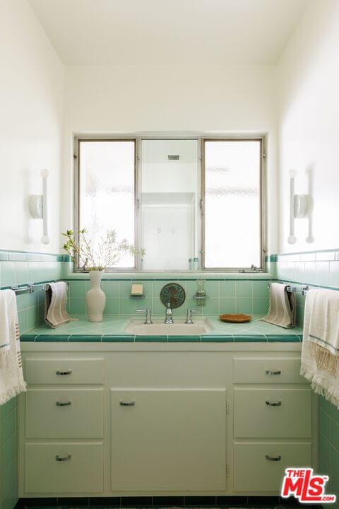 Building Photo - 1575 E Loma Alta Dr