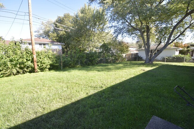 Building Photo - 3 bed / 3 bath Home for Rent in Hobart