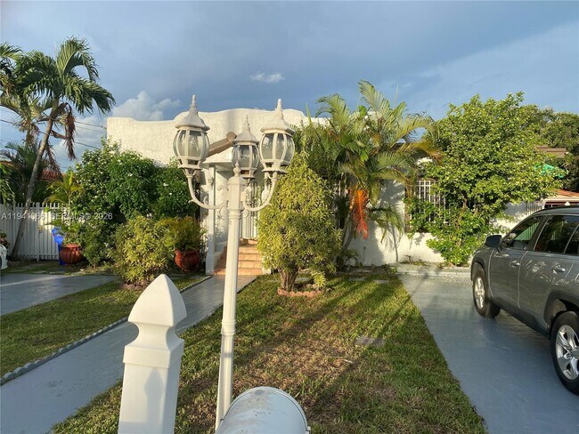 Building Photo - 1631 NW 29th Ave