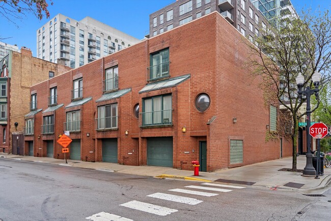 Primary Photo - 171 W Goethe St