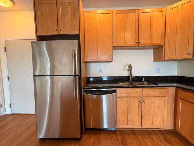 Building Photo - Elevated Urban Living & Comfort in the Heart of Denver