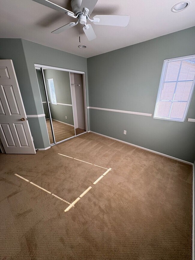 Building Photo - Beautiful 2-story home