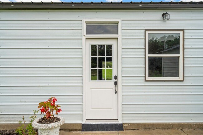 Building Photo - Modern Comfort on 1 Acre in Coweta – Available Now!