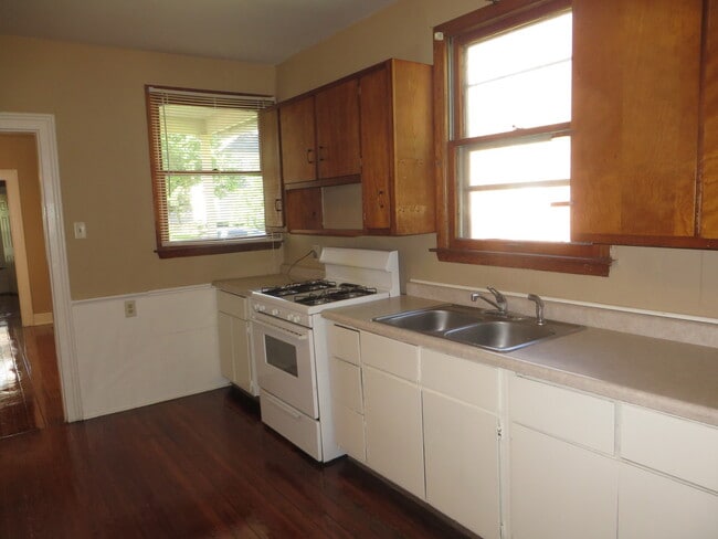 Building Photo - Two Bedroom Home with a bonus room/3rd bedroom in Historic District (Williams-Woodland Historic P...