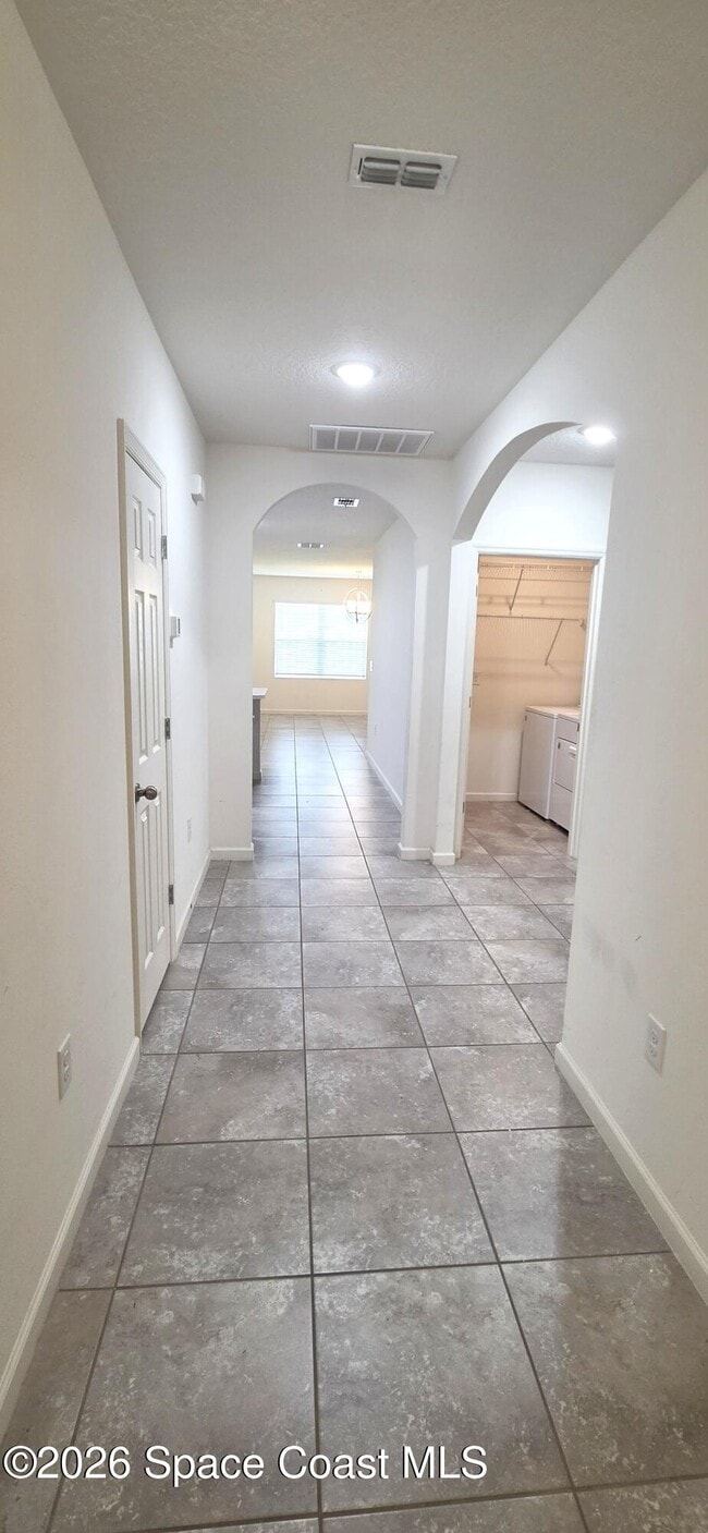 Building Photo - 242 Guinevere Dr SW