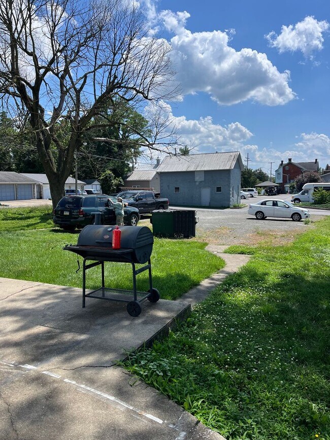 Building Photo - 2 Bedrooms, 1 Bath - 2nd Story - Available...