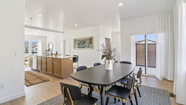 Building Photo - 513 E Levengrove Dr