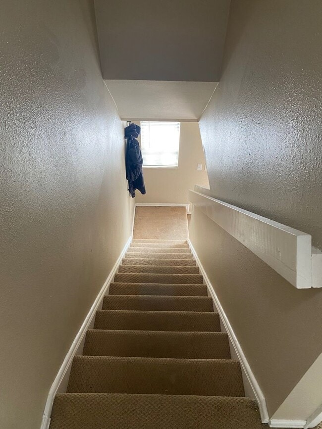 Building Photo - 2 Bed Plus Office 1.5 Bath Two Floor Condo In Ideal Central Boulder Location!