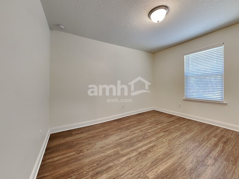 Building Photo - 3120 Creek Village Ln