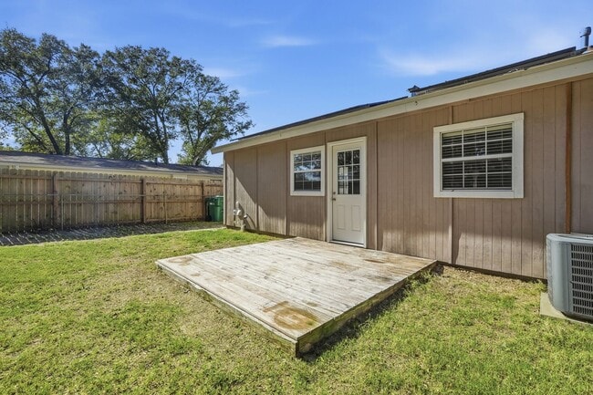 Building Photo - 3 bedroom in Mary Esther Heights!