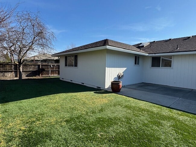 Building Photo - 3 Bedroom/ 2 Bathroom Single Level Home