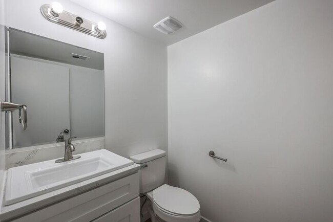 Building Photo - LOCATION! LOCATION! LOCATION! 3 BEDROOM, 2...