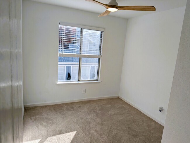 Building Photo - 2709 Oak Rd