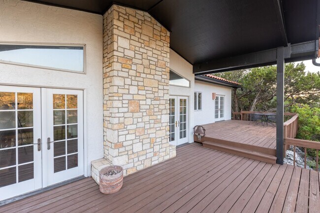 Building Photo - 830 Los Escondidos Rd
