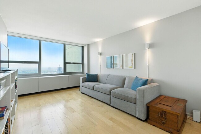 Building Photo - 1700 E 56th St