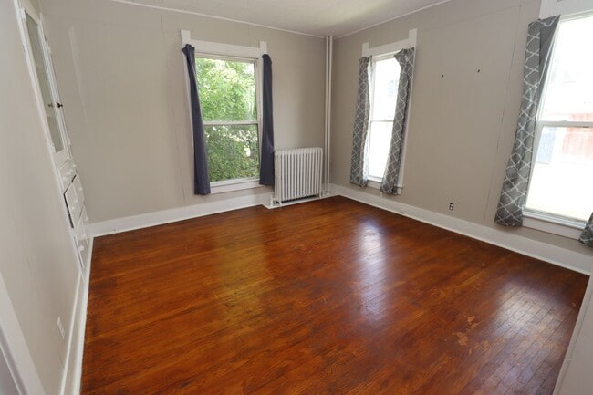 Building Photo - Charming Two Bedroom Unit in the Heart of ...