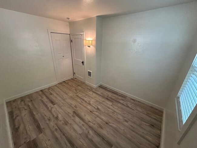 Building Photo - Cute 3 Bedroom, 1 Bathroom Home in Sunset Hill!