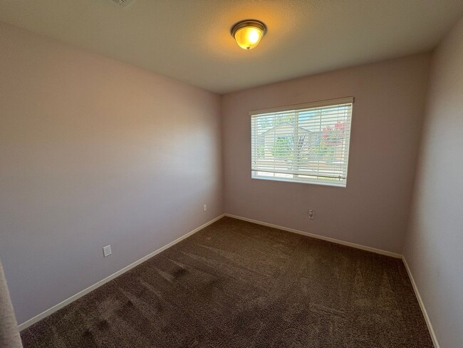 Building Photo - NW Visalia Home Available Now!