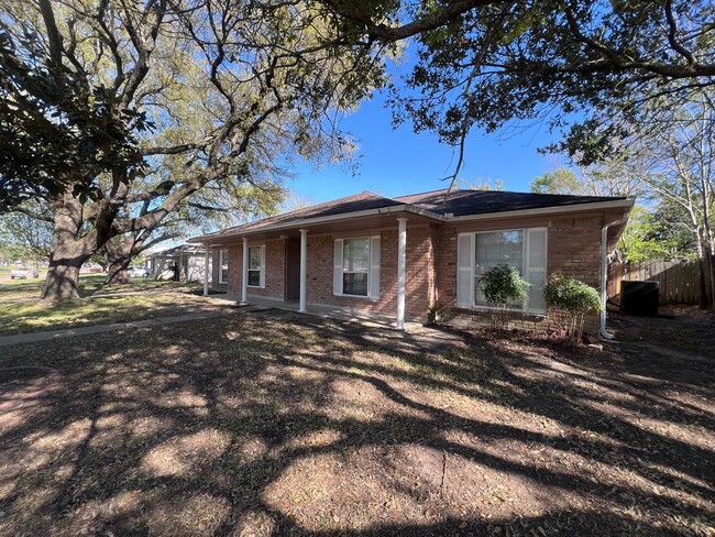 Building Photo - 4 Bedroom 2 Bathroom in Northwest Houston ...