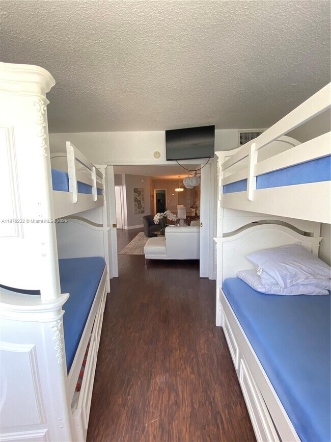 Building Photo - 905 Brickell Bay Dr