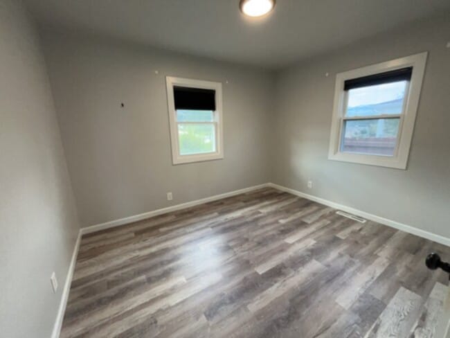Building Photo - Recently updated west-side home available!