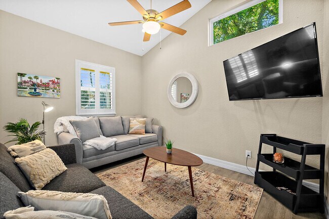 Building Photo - 104 Cedar St