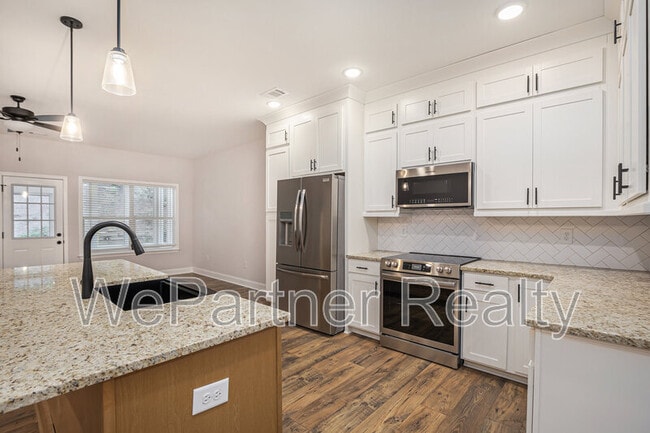 Building Photo - 138 Crest