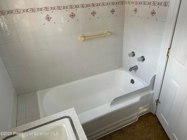 Building Photo - 1108 N Abington Rd