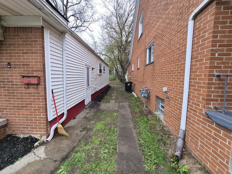 Building Photo - 18884 Bloom St