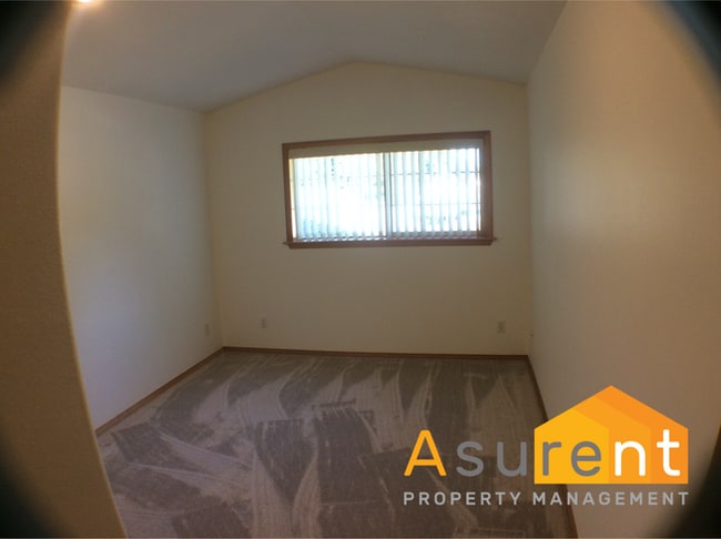 Building Photo - 2-Bedroom Townhouse Close to Hospitals, Great Private, Central Location!