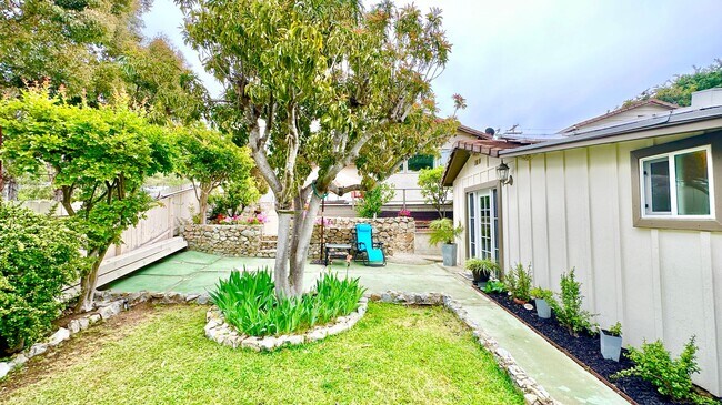 Building Photo - Spacious & Private Studio Layout Guest Hom...