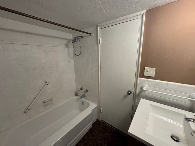 Building Photo - Beautiful 2-Bedroom 2-Bathroom 1st Floor Gold Coast Condo