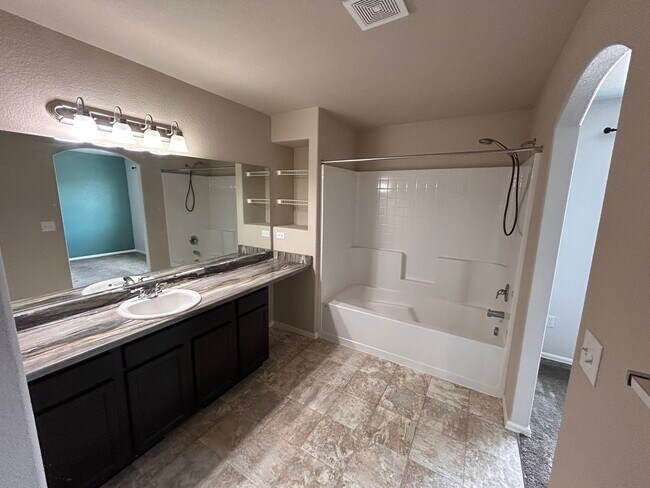 Building Photo - 3 Bed 3 bath Town Home in 80910!