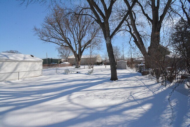 Building Photo - Cozy 2 Bedroom SE Rochester Home with Incredible Yard!