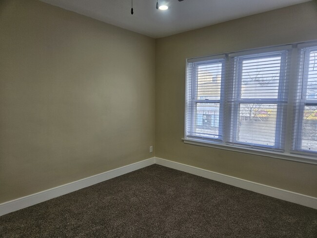 Building Photo - 3040 N Cicero Ave