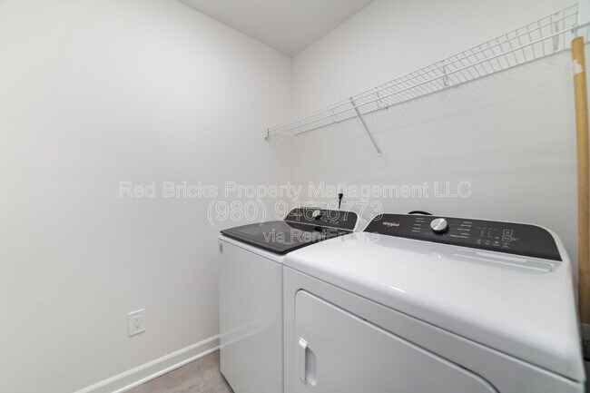 Building Photo - 4039 Smt Wds Dr