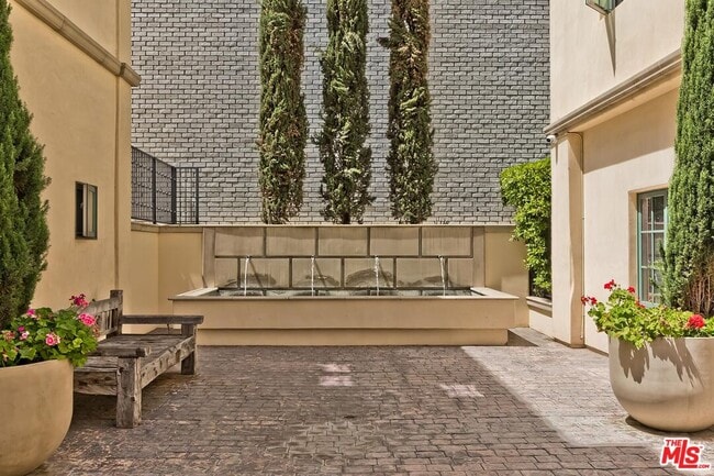 Building Photo - 225 S Hamilton Dr