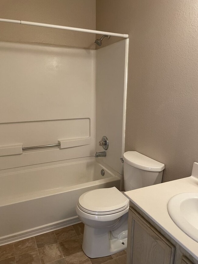 Building Photo - Convenient Westside location!