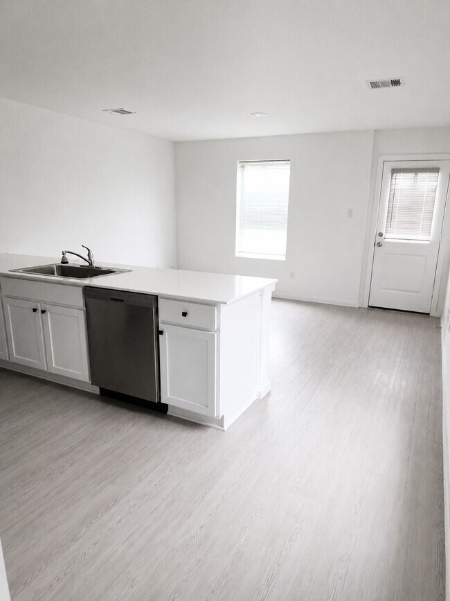Building Photo - 18242 Via Aurelia Dr